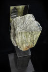 Guter Wille reicht nicht, 2022, Grüner Serpentin, Metall, Spiegel, 45 cm