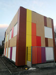 Bâtiment 2 - Panneaux de couleur de la gamme Trespa Meteon, lames bois Trespa PURA NFC, Tôles perforées DAMPERE URBIS AURORA