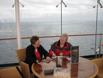 Die Schwestern Renate und Helga beim Knobeln auf dem Sonnendeck