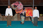 die Tänzer mit ihrem Kostüm für den Elefantentanz