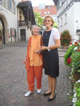 Ursula Laquay-Ihm und Frau Popovic vor dem Kameralamt in Waiblingen (0468)