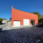Atelier von hinten - linkes Tor Aufzug - rechtes Tor Eingang mit Treppe