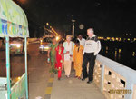 Vijayawada-Krishna Brücke überquerend