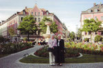 2008: mit Mutter vor dem Theater in München