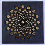 65.1 Polimentvergoldete Scheiben im Kreis angeordnet und zur Mitte kleiner werdend auf schwarzem Bolus, 40 x40, 2023.