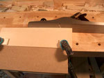 Aquí he dispuesto un tablón y una parte del fondo arriba. Utilizando el cepillo de lado, obtengo un ángulo recto exacto en uno de los lados de la madera. Esto es útil para establecer ya la parte inferior de lo que será la tapa.