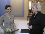 Vizepräsidentin Dr. Ingeborg Becker übergibt der Gastgeberin Ines Carvajal, Gattin des spanischen Botschafters ,  ein Gastgeschenk als kleines Dankeschön für den warmherzigen Empfang.