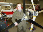 Valerie wechselt den Propeller D-ECJN