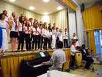 La Chorale de Marie Curie, l'Ensemble Vocal de Jeunes de Cordoba Veracruz (Salomon Hdz. au piano) et les deux percussionnistes de la Chorale