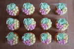 Paascupcakes gevuld met een paasei