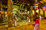 Abendzeremonie im berühmten Tempel des Zahntempels von Kandy