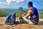 Pidurangala Rock mit wunderschöner Aussicht über Sigiriya und die Ebene