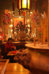 femme en prière dans un temple