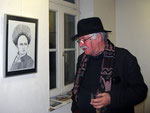 Günter Guben vor der Zeichnung „Marcia drahtig“