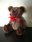 Mini-Teddy aus Mohair-Seide-Gemisch, 15 cm hoch, € 89,-