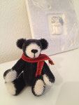 Mini-Teddy aus weißem und grauen Stoppelmohair, 14 cm hoch, € 89,-