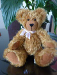 Klassischer Teddy in gold gelocktem Mohair, 24 cm hoch