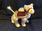 Mini-Kamel mit Satteldecke aus beigem, glatten Mohair, 10 cm hoch, € 149,-