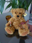 Klassischer Teddy in Wirbel-Mohair, 24 cm hoch, € 129,-