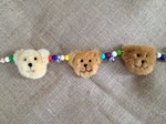 Kinderwagenkette aus verschiedenen Teddyköpfen, je 9 cm hoch