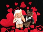 Brautpaar aus Mini-Teddys, jeweils in seidigem Mohair mit handgenähten Outfits, je 18 cm hoch