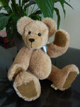 Klassischer Teddy aus beigem Mohair, 25 cm hoch, € 119,-