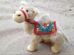 Mini-Kamel mit Satteldecke aus beigem, glatten Mohair, 10 cm hoch, € 149,-