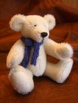 Mini-Teddy in weißem Stoppelmohair, 17 cm hoch, € 89,-