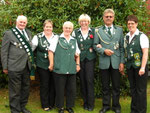 Geehrte Mitglieder des Schützenvereins Cadenberge-Langenstraße. Die Schützenschwestern Anja Neumann (2. v.l.) und Anke Köster (4. v.l.).