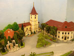 Kirche, Hauptschule und Kriegerdenkmal in Hadres.