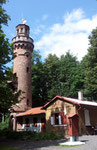 Der heutige Ziegelbau ersetzte den 1890 von Anton Dressler errichteten und 1906 abgerissenen Holzturm