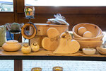 Zirbendose, Brotdosen aus Zirbe, Zirbenherzen, Kerzenständer, Schafe aus Keramik, Zirbenschüsseln, Zirnebkugeln (Symbolfoto)