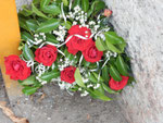 een vergeten bloemstukje aan de buitenzijde van de begraafplaats.