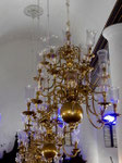 de koperen kroonluchters aan het plafond. zijn ouder dan de synagoge zelf! Ze komen uit het begin van de achttiende eeuw.