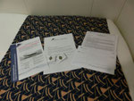 De welkomstbrief en informatie met speldje op bed 2