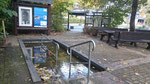 Wassertretbecken mit Energielehrstation einschließlich Wasserturbine im Überlauf