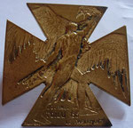 R4 broche Lalique en bronze avec le mot LE PARLEMENT : broche éditée pendant la période de la Journée du Poilu de décembre 1915