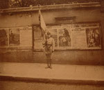 photographie d'époque datée du 14 juillet 1919, Paris Fêtes de la victoire  5,5 x 6 cm Toutes les affiches de la Journée des régions libérées