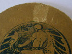 des traces de l'inscription de la journée du Poilu des 31-10 / 01/11 1915, sont visibles sous le motif de Lalique.