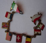 bracelet d'enfant en laiton avec les drapeaux des alliés.  R1