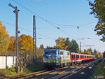 Für den 6. November 2011 war Lok 111 039 mit Werbefolien für den Deutschen Alpen-Verein vor RE 4610 angekündigt. Mit etwas Verspätung passiert der Zug das Einfahrsignal von Großauheim. Der nächste Halt ist in wenigen Minuten Hanau Hbf.