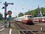 103 113 ist am 24. Mai 2012, also gerade einmal zwei Tage nachdem sie das Werk Dessau verlassen hat, mit sechs Personenwagen unterwegs als Lr 91309 von Köln Bbf nach Aschaffenburg Hbf. Hanau Hbf durchfährt der Zug mit einer etwa halbstündigen Verspätung.