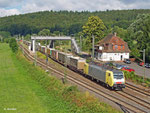 ES 64 F4 206 hat einen Containerzug am Haken, als sie am 30. Juli 2013 Wirtheim durchfährt.