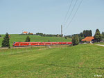 Gleich drei "Pendolinos" fahren am 21.08.2012 als RE 3188 vor der Kulisse von St. Alban nach Lindau.