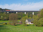 Am Morgen des 23. April 2014 herrscht eine malerische Idylle an der Gebertsmühle bei Langenschwarz, die nur kurz unterbrochen wird, als 101 134 mit IC 2086 nach Berchtesgaden über die Neubaustrecke braust. Der nächste Halt wird Fulda sein.