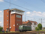 Die 141 228 wurde vom Team des Eisenbahnmuseums Darmstadt-Kranichstein in den historischen Zustand zurückversetzt. Hier rangiert die Lok am 20. Mai 2012 unterhalb des Stellwerks in Kranichstein.