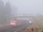 185 047 rollt am 04.03.2014 mit ihrem Güterzug bei Kirch-Göns südwärts durch den Nebel.