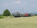 E40 128 überführt am 30. Mai 2012 als Zug 91343 einige historische Fahrzeuge aus Nürnberg zur Fahrzeugparade nach Koblenz-Lützel. Hier fährt der Zug südlich von Babenhausen in Richtung Rheintal.