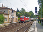 Am 28.07.2014 ist 120 113 mit EN 452 Moskau-Paris unterwegs. Um die Mittagszeit durchfährt der Nachtzug den Haltepunkt Hanau-Wilhelmsbad.