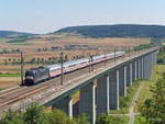 Die ES 64 U2-061 ist mit IC 2082 aus Berchtesgaden unterwegs nach Hamburg, als sie am 1. August 2012 kurz nach dem Halt in Würzburg auf der Schnellfahrstrecke zeigen kann, was in ihr steckt. Die Aufnahme entstand in der Nähe von Retzbach-Zellingen.